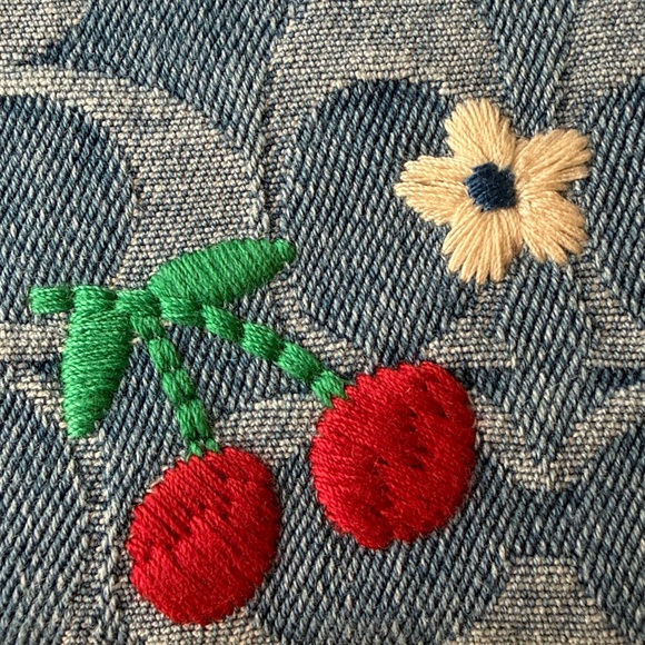 🍒🌈🍒 COACH ZIP WRISTLET IN SIGNATURE DENIM 🍒🌈🍒 NWT 🍒🌈🍒 - Picture 8 of 16